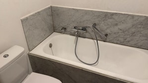 ห้องดีลักซ์สตูดิโอสวีท | ห้องน้ำ | ฝักบัวในอ่างอาบน้ำ, ของใช้ในห้องน้ำฟรี, สบู่, กระดาษชำระ
