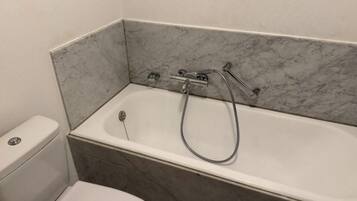 Deluxe Studio Suite | Bathroom | Combined shower/tub, free toiletries, soap, toilet paper