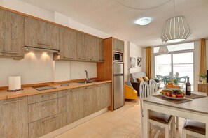 Fridge, microwave, stovetop, cookware/dishes/utensils - Muellito Playa - Puerto Naos (Puerto de Naos)
