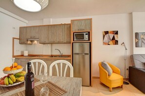 Fridge, microwave, stovetop, cookware/dishes/utensils - Muellito Playa - Puerto Naos (Puerto de Naos)