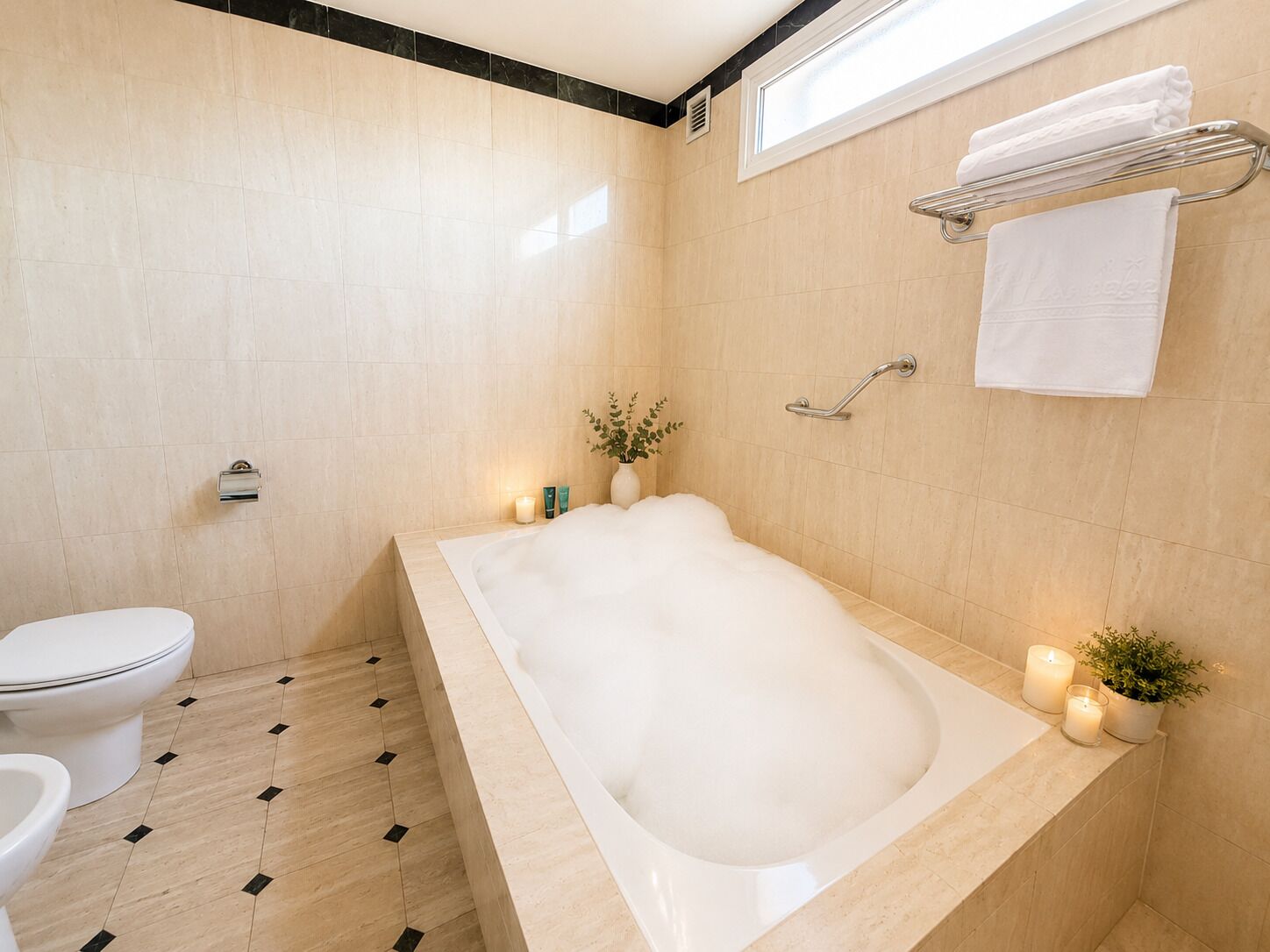 Un baño moderno con una bañera independiente, un inodoro y una zona de ducha.