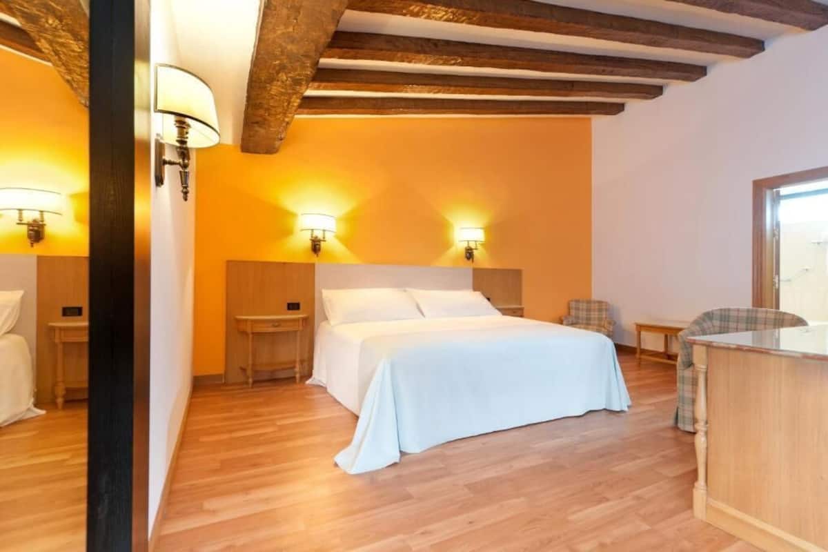 Junior suite, uitzicht op tuin | Een kluis op de kamer, geluiddichte muren, een strijkplank/strijkijzer