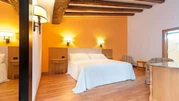 Junior suite, uitzicht op tuin | Een kluis op de kamer, geluiddichte muren, een strijkplank/strijkijzer