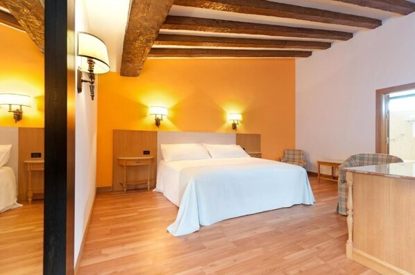 Junior Suite, Garden View | In-room safe, soundproofing, iron/ironing board, free WiFi - Gran Hotel Los Ángeles (Getafe)