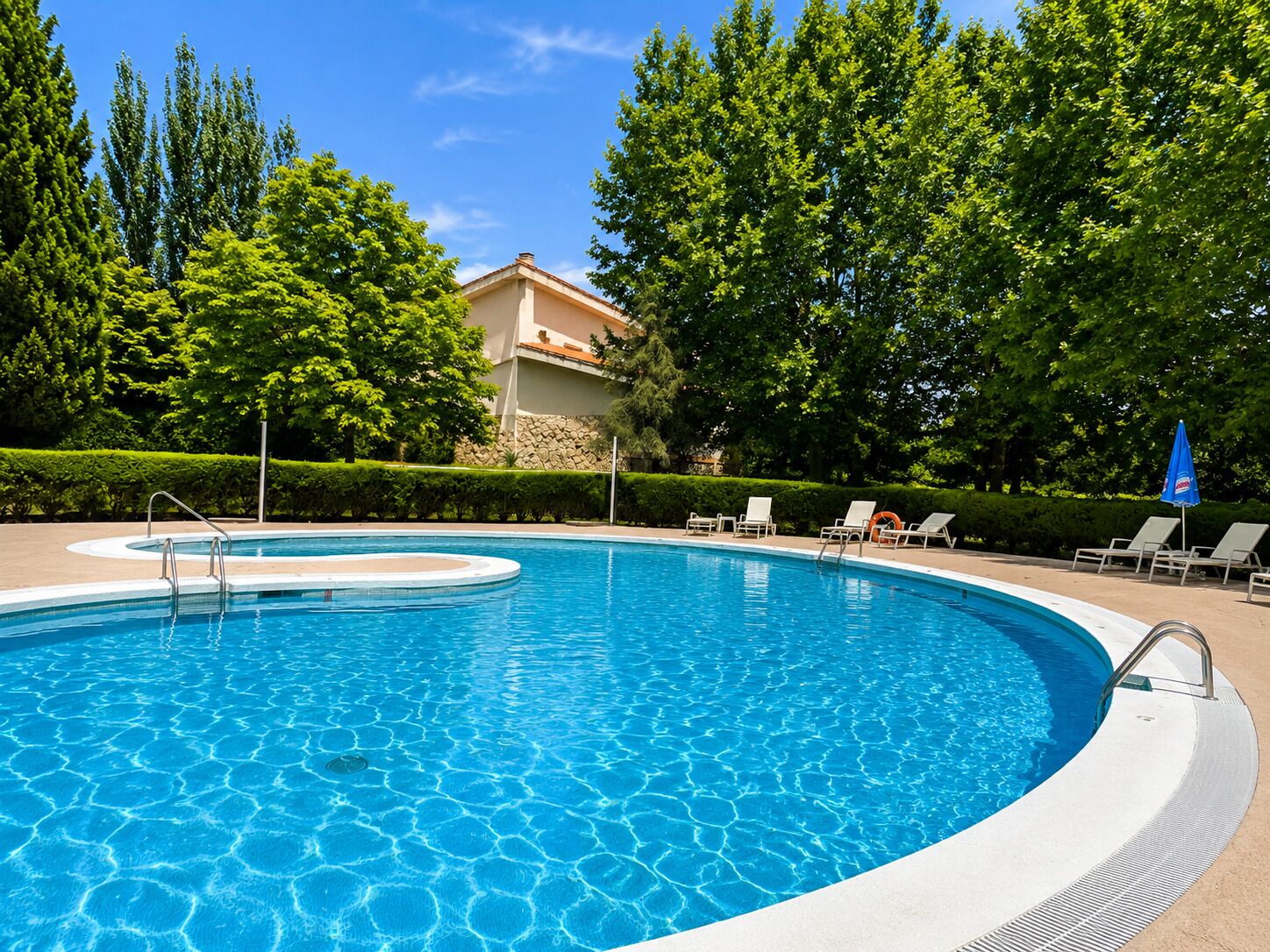 Seasonal outdoor pool, lifeguards on site
