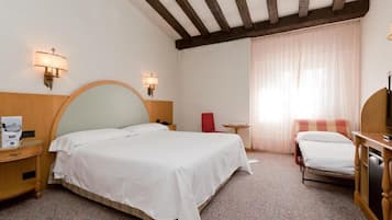 Driepersoonskamer, uitzicht op tuin | Een kluis op de kamer, geluiddichte muren, een strijkplank/strijkijzer