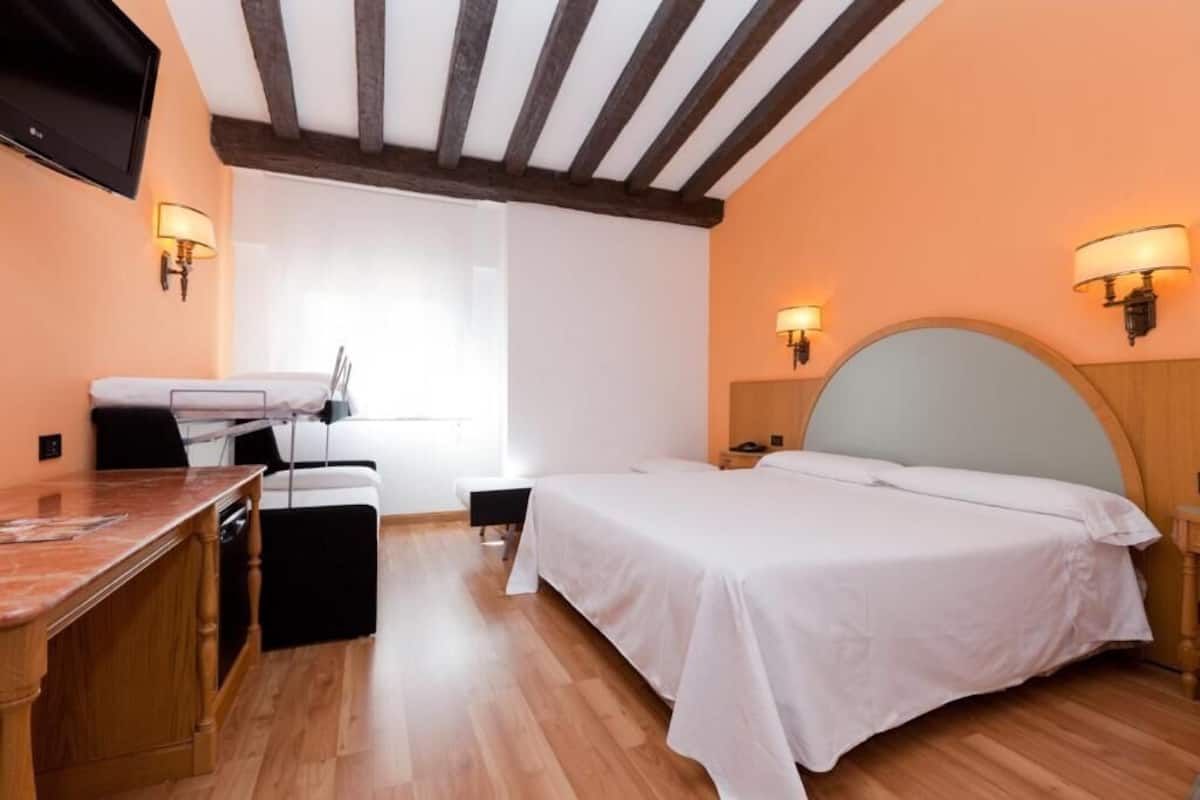 Familiekamer, uitzicht op tuin | Een kluis op de kamer, geluiddichte muren, een strijkplank/strijkijzer