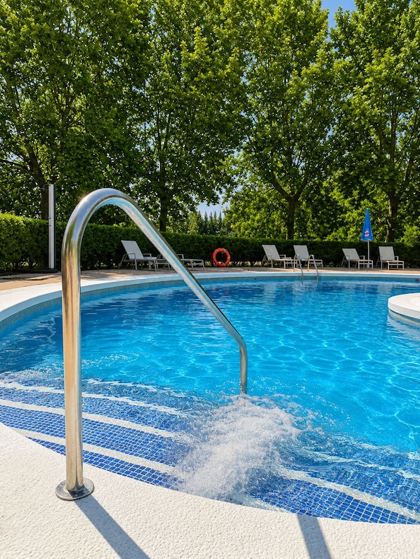 Außenpool (je nach Saison geöffnet), Rettungsschwimmer vor Ort