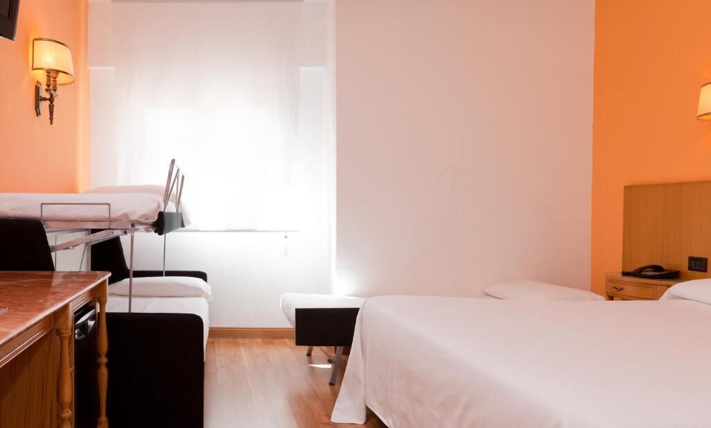 In-room safe, soundproofing, iron/ironing board, free WiFi