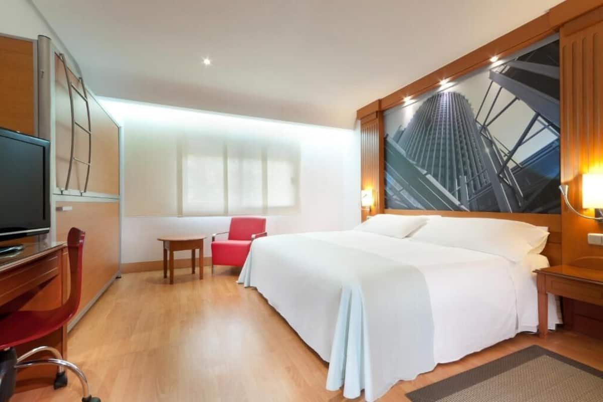 Vierpersoonskamer, uitzicht op tuin | Een kluis op de kamer, geluiddichte muren, een strijkplank/strijkijzer