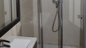 Douche, sèche-cheveux, serviettes fournies