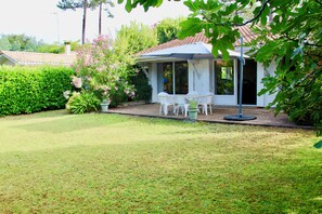 Outdoor dining - Close to the Bassin d'Arcachon, luminous, very quiet villa (Arès)