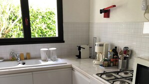 Cafetière/bouilloire, réfrigérateur, micro-ondes, four