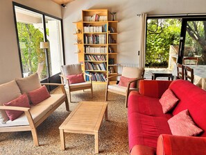 TV, books - Close to the Bassin d'Arcachon, luminous, very quiet villa (Arès)