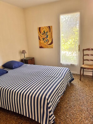 4 habitaciones, tabla de planchar con plancha y cuna de viaje 