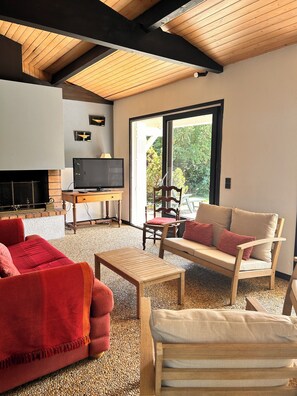 TV, books - Close to the Bassin d'Arcachon, luminous, very quiet villa (Arès)