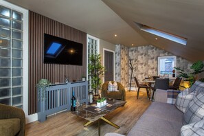 Smart TV - Luxury apartment & terrace view over river & easy access to City Centre & Castle (Inverness)