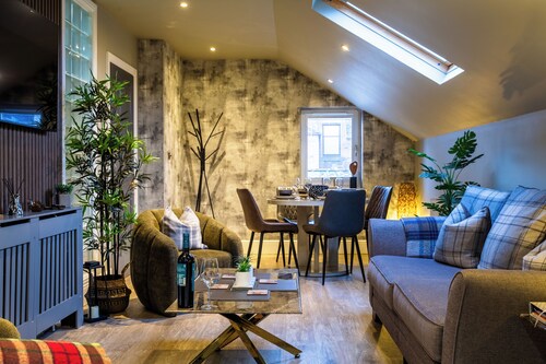 Luxury apartment & terrace view over river & easy access to City Centre & Castle