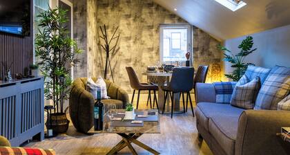 Luxury apartment & terrace view over river & easy access to City Centre & Castle