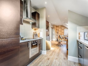 Fridge, microwave, oven, stovetop - Luxury apartment & terrace view over river & easy access to City Centre & Castle (Inverness)