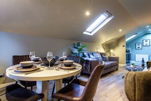Dining - Luxury apartment & terrace view over river & easy access to City Centre & Castle (Inverness)