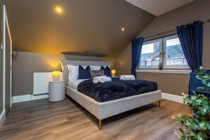 2 bedrooms, iron/ironing board, free WiFi, bed sheets - Luxury apartment & terrace view over river & easy access to City Centre & Castle (Inverness)