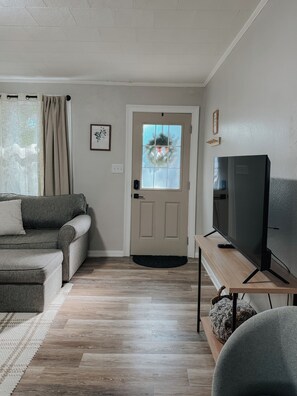 TV - Homey Apartment near Downtown and NAS (Pensacola)