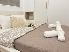 Iron/ironing board, WiFi, bed sheets - Carina Deluxe Downtown Apartment on Király Street, Urban Lifestyle Living (Budapest)