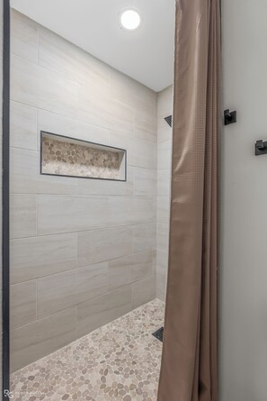 Shower, hair dryer, towels, soap - Crew Quaters Sleeps 13 (Shreveport)