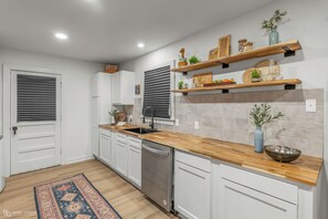 Private kitchen - Crew Quaters Sleeps 13 (Shreveport)