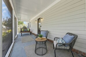 Terrace/patio - Spacious 4BR Home w/ Game Room +  Sleeps 10 • 10 Min to Downtown & Folly Beach (Charleston)