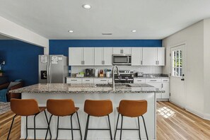 Paper towels - Spacious 4BR Home w/ Game Room +  Sleeps 10 • 10 Min to Downtown & Folly Beach (Charleston)