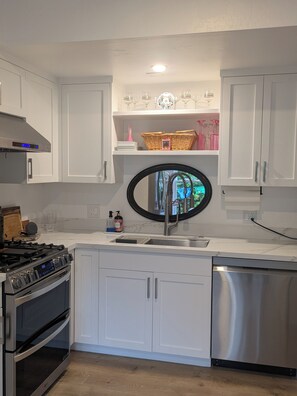 Fridge, microwave, oven, stovetop - Westside Santa Barbara Retreat (Santa Barbara)