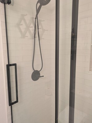 Shower, hair dryer, towels, soap - Westside Santa Barbara Retreat (Santa Barbara)