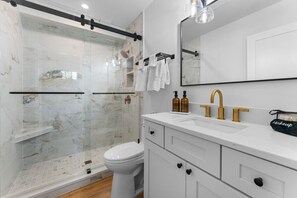 Sèche-cheveux, serviettes fournies