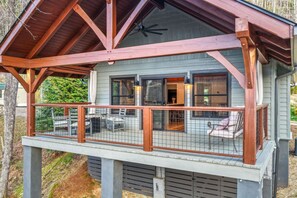 Outdoor dining - Jade Cabin at Highland Peaks Retreat (Highlands)