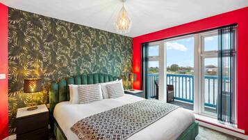 Iron/ironing board, bed sheets