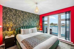 Iron/ironing board, bed sheets - River Heights With Views Parking |By My Getaways (Brighton)