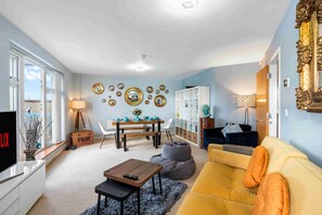 TV - River Heights With Views Parking |By My Getaways (Brighton)
