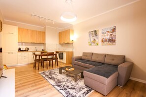 TV, offices - Grandstay Urban Six in Durrës (Durrës)