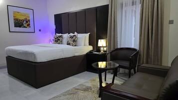 Frette Italian sheets, premium bedding, Tempur-Pedic beds, desk