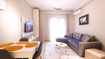 Una televisión, una oficina