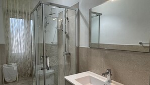 تجهيزات دش، مجففات شعر، مراحيض شطف، مناشف