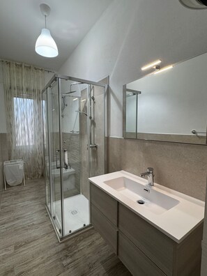 Shower, hair dryer, bidet, towels - The Golden Vine (Alghero)