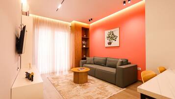 Una televisión, una oficina