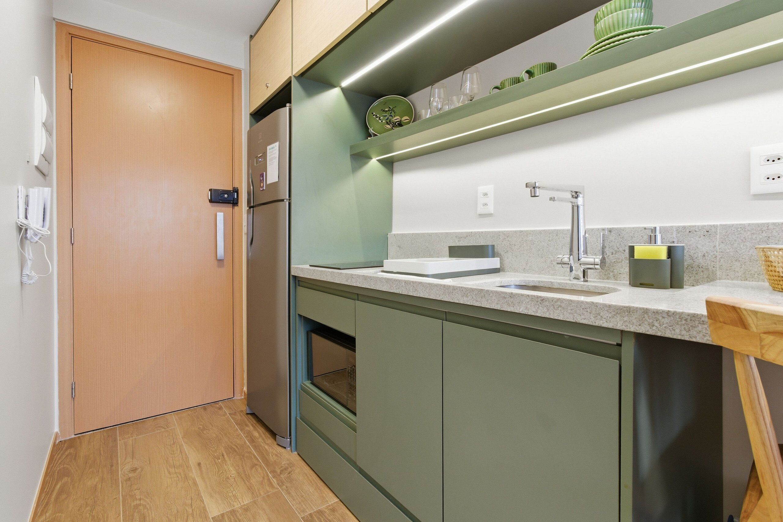Cocina compacta con horno integrado, pileta y encimera.