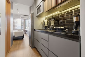 Comfort Apartment | Private kitchen | Coffee/tea maker, fridge, microwave, stovetop - Unico Barra #1206 - Farol da Barra By Carpediem (Salvador)