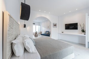 Suite - balkon - byudsigt | Pengeskab på værelset, strygejern/strygebræt, gratis Wi-Fi