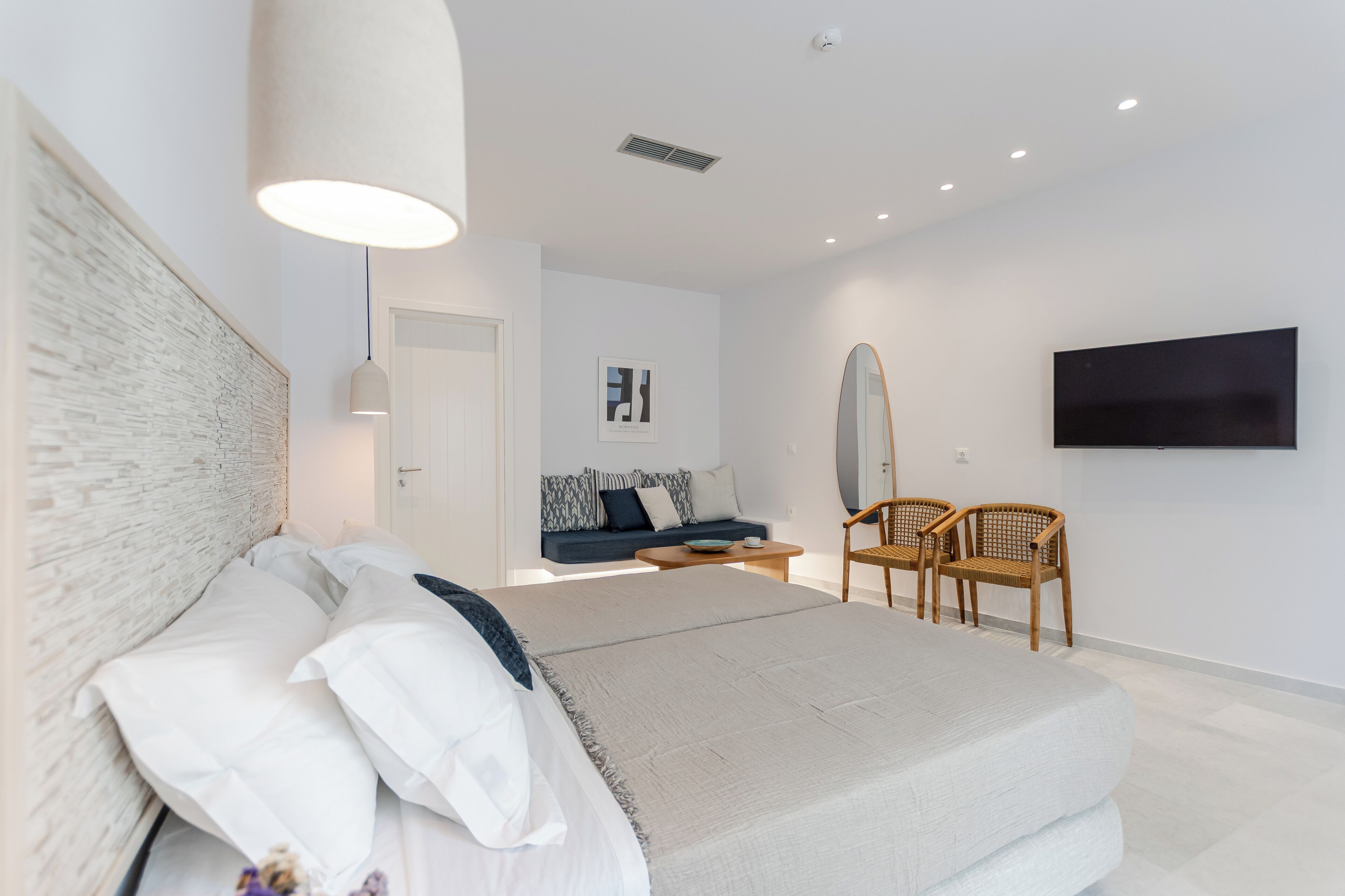 Suite familiar, balcón, vistas a la ciudad | Caja fuerte, tabla de planchar con plancha, wifi gratis