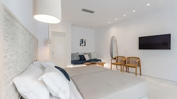 Familiesuite, balkong, byutsikt | Safe på rommet, strykejern/-brett og wi-fi (inkludert)